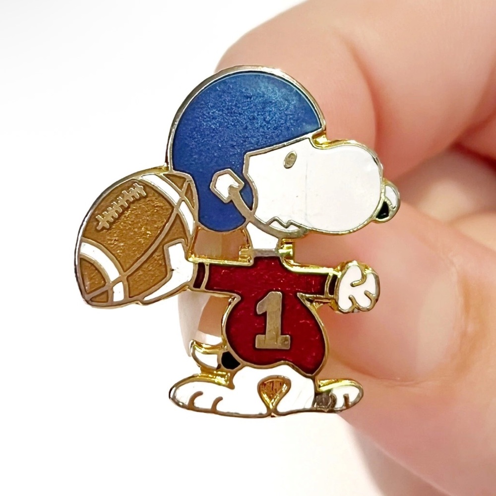Vintage Peanuts Charlie Brown Snoopy Dog Football Enamel Pin NFL Aviva Gold Red